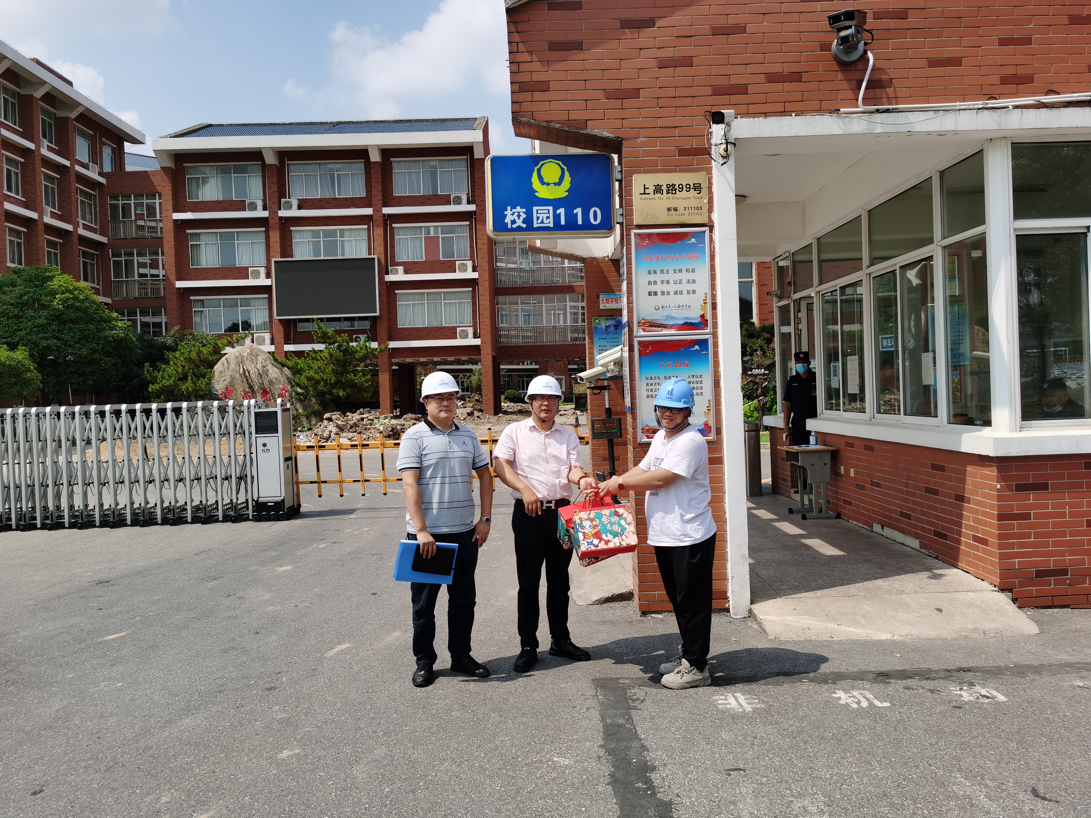 2022.8.1年中巡查暨高温慰问东山外国语学校维修改造工程1.jpg